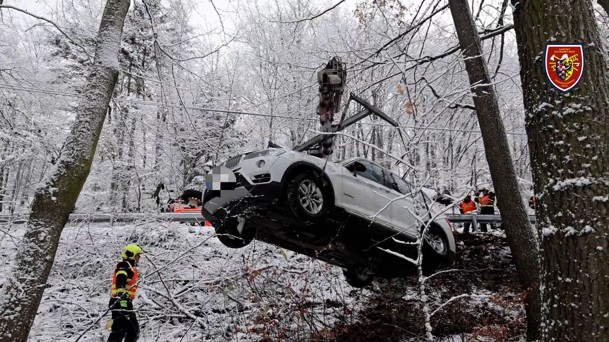 BMW po nehodě na Novojičínsku skončilo ve srázu, vytáhli ho hasičským speciálem  
